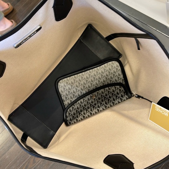 Michael Kors Eva Large Ombré Signature Logo Shoulder Tote Bag
Black 
NWT - Picture 13 of 16